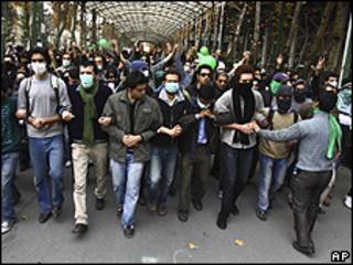 Foto obtida pela AP mostra protestos de estudantes no campus da Universidade de Teerã