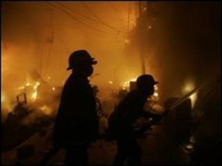 Api di pasar Lahore