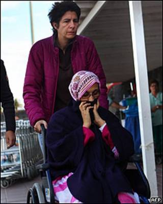 Aminatou Haidar en silla de ruedas en Lanzarote