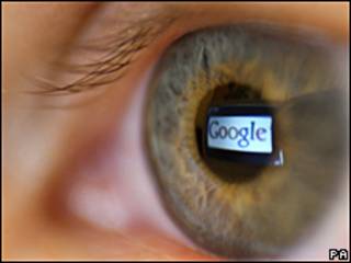 Logotipo de Google reflejado en un ojo.