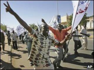 متظاهرون سودانيون