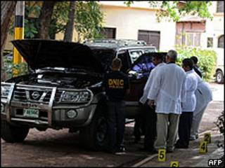 Policía de Honduras investigando el carro del general asesinado Julián Arístides González