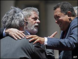Fernando Lugo (de espaldas), Luis Inacio Lula da Silva y Hugo Chávez