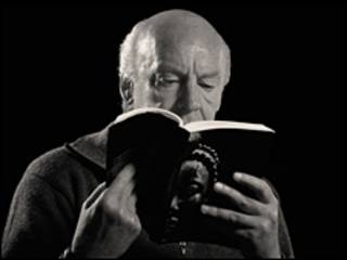 Eduardo Galeano con el libro Espejos (Foto: Roberto Barbita)