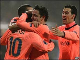 لاعبو برشلونة يحتفلون بهدف الفوز على دينامو كييف