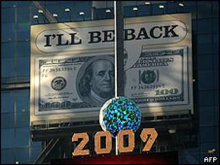 Afiche de un billete estadounidense en Times Square, Nueva York