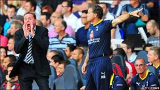 HLV Redknapp (trái)