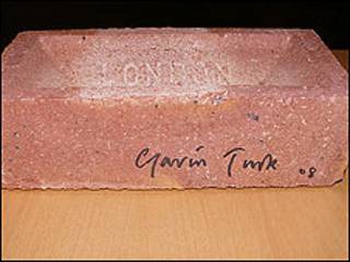 "Ladrillo" de Gavin Turk