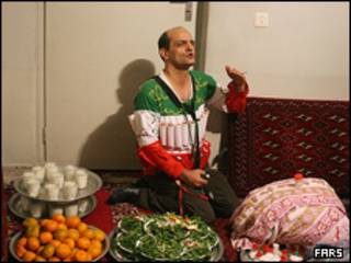 فردی که به خودش مواد منفره بسته بود