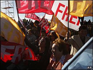 Partidários da coalizão governista em comício na cidade de Concepcion (AP, 10 de dezembro)