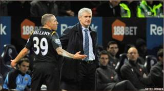 Bellamy số 39 và ông bầu Mark Hughes