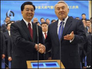 El presidente chino Hu Jintao y el de Kazajistán Nursultan Nazarbayev en la inauguración del tramo kazajo del gasoducto