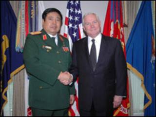 Hai ông Phùng Quang Thanh và Robert Gates (ảnh của TTXVN)
