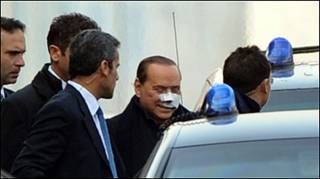 Silvio Berlusconi ao deixar o hospital
