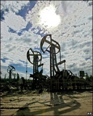 Нефтяные вышки в Тюменской области