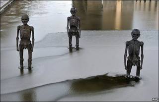 скелеты в воде