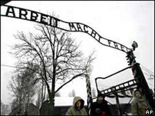 Letrero en la entrada de Auschwitz.