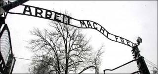 Placa em Auschwitz (arquivo)