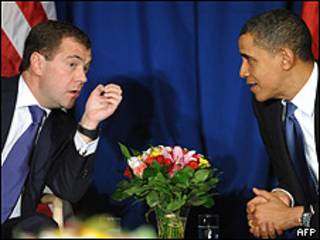 Dmitry Medvedev, presidente de Rusia (izq.) y Barack Obama, presidente de EE.UU