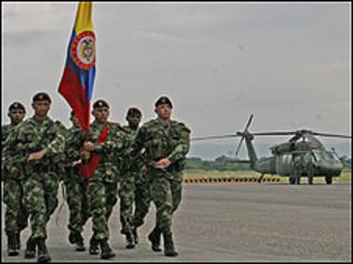 Entrega da bandeira a batalhão na Colômbia (foto: Exército da Colômbia)