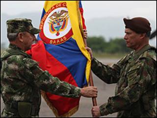 Entrega la bandera a batallón en Colombia (Foto: Ejército de Colombia)