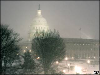 Capitolio en Washington en medio de una tormenta de nieve