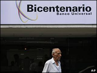 Un cliente sale de una oficina del Banco Bicentenario en Caracas, Venezuela