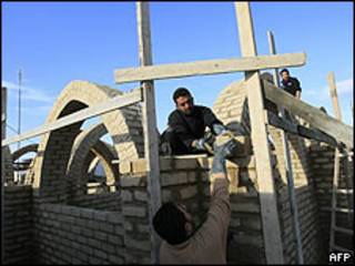 Trabajadores intentan reconstruir un edificio en la Franja de Gaza
