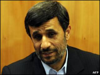 O presidente do Irã, Mahmoud Ahmadinejad, durante entrevista em Copenhage, na Dinamarca (AFP, 18 de dezembro)