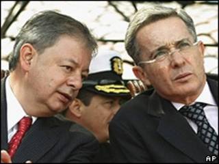 Presidente Uribe de Colombia escucha al ministro de Defensa Gabriel Silva