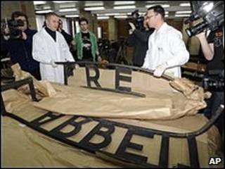 Найденный знак "Работа сделает свободным"