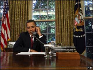 Obama hablando por teléfono en la Casa Blanca. Foto de archivo