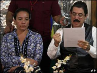 O presidente deposto de Honduras, Manuel Zelaya, e sua mulher, Xiomara Castro, na embaixada brasileira em Tegucigalpa (AP, 14 de novembro de 2009)