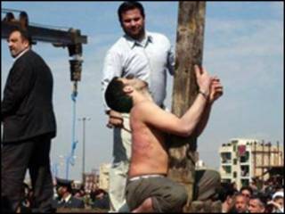 عکس آرشیوی از مجازات شلاق قبل از اعدام - فارس
