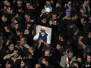 Iranianos no funeral de Montazeri (arquivo)