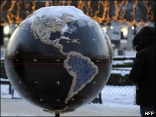 Homem observa exposição sobre o aquecimento global em Copenhague (AFP, 19 de dezembro)