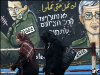 رسم لشاليط على جدار بمخيم جباليا في قطاع غزة