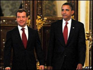 Dmitry Medvedev e Barack Obama durante visita do presidente americano a Moscou (arquivo)