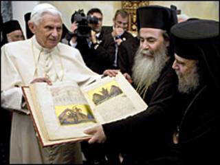 El Papa Benedicto XVI con el Patriarca Ortodoxo Theofilos