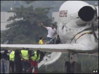 David Goldman e o filho embarcam em avião no Rio de Janeiro (AP, 24 de dezembro)