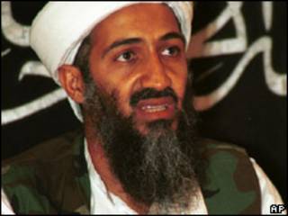 O líder da rede extremista Al-Qaeda, Osama Bin Laden, em foto de arquivo (AP)