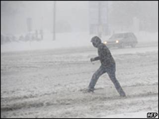 Un hombre camina bajo la nieve en Maryland, EE.UU.