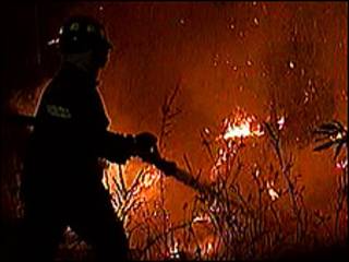 Bombero apaga fuego en Valparaíso Foto: Televisión Nacional de Chile