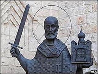 Estatua de San Nicolás en iglesia ortodoxa de Bari