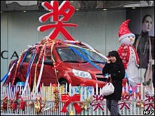 Mujer china ante un auto