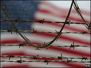 Bandera de Estados Unidos vista a través de un alambre de púas