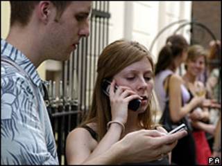 Jóvenes con celulares