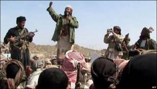 Un hombre que dice ser miembro de al-Qaeda se dirige a un grupo de personas en el sur de Yemen
