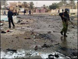 Fuerzas de seguridad iraquíes en el sitio de los atentados en Ramadi