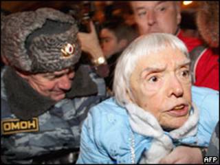 Милиционеры задерживают Людмилу Алексееву 31 декабря 2009 года